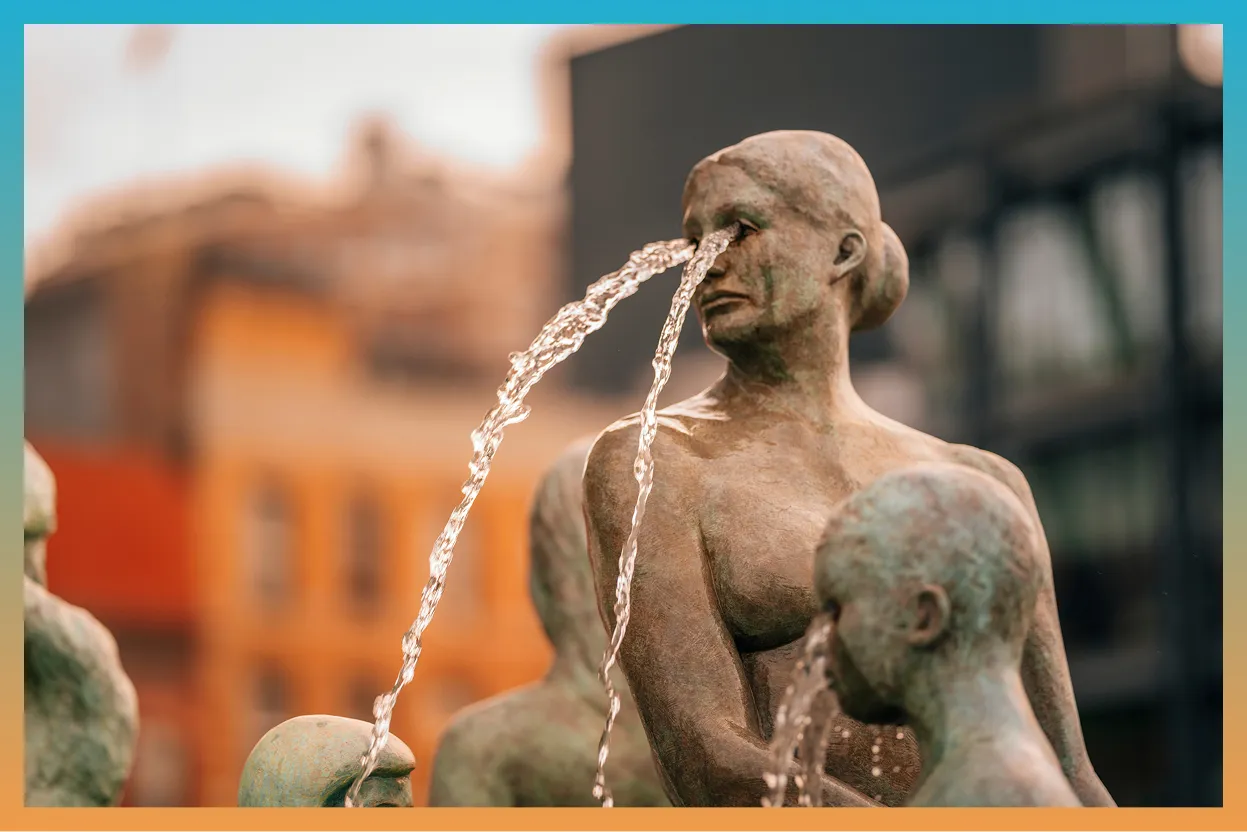 Une statue d’une femme qui pleure. L’eau coule par ses yeux.