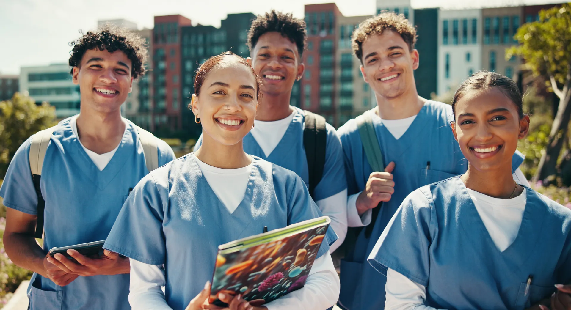 Un groupe de jeunes étudiantes et étudiants dans le domaine de la santé.