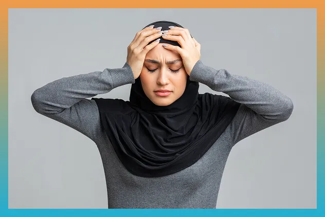 Une femme a les deux mains sur sa tête. Elle semble stressée.