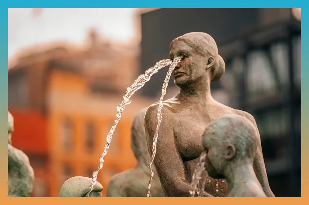 Une statue d’une femme qui pleure. L’eau coule par ses yeux.