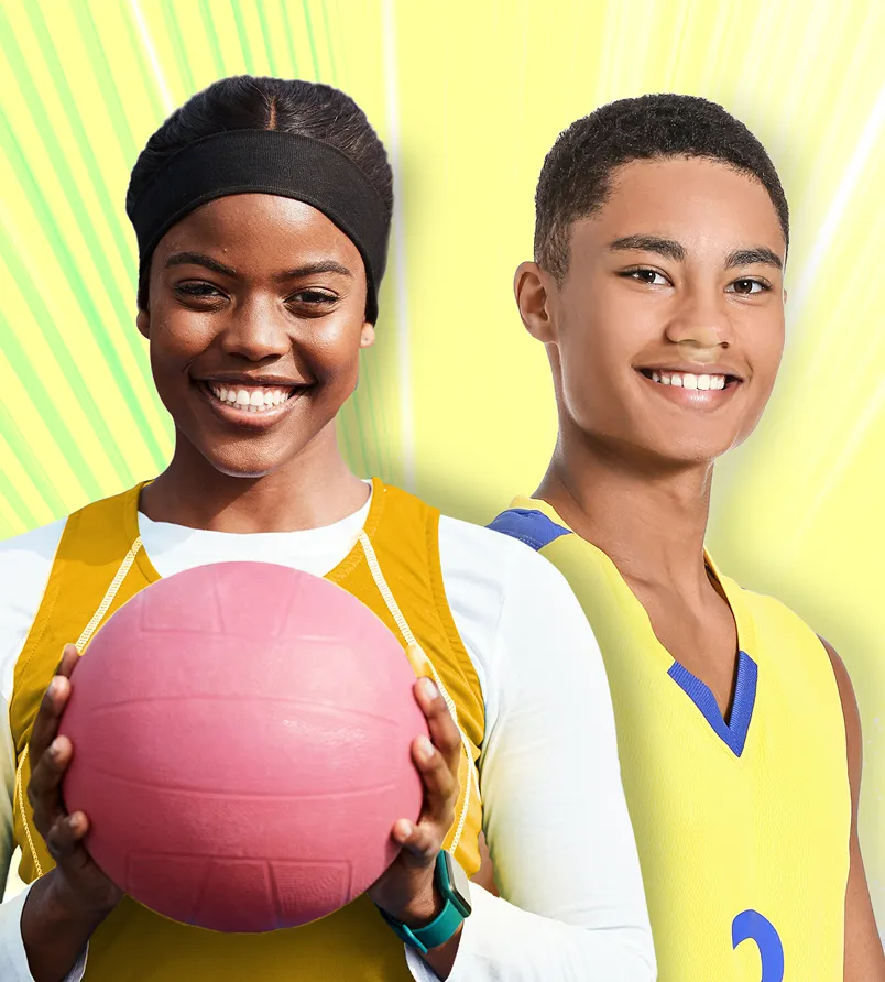 Un garçon et une fille qui sourient. La fille tient un ballon entre ses mains.