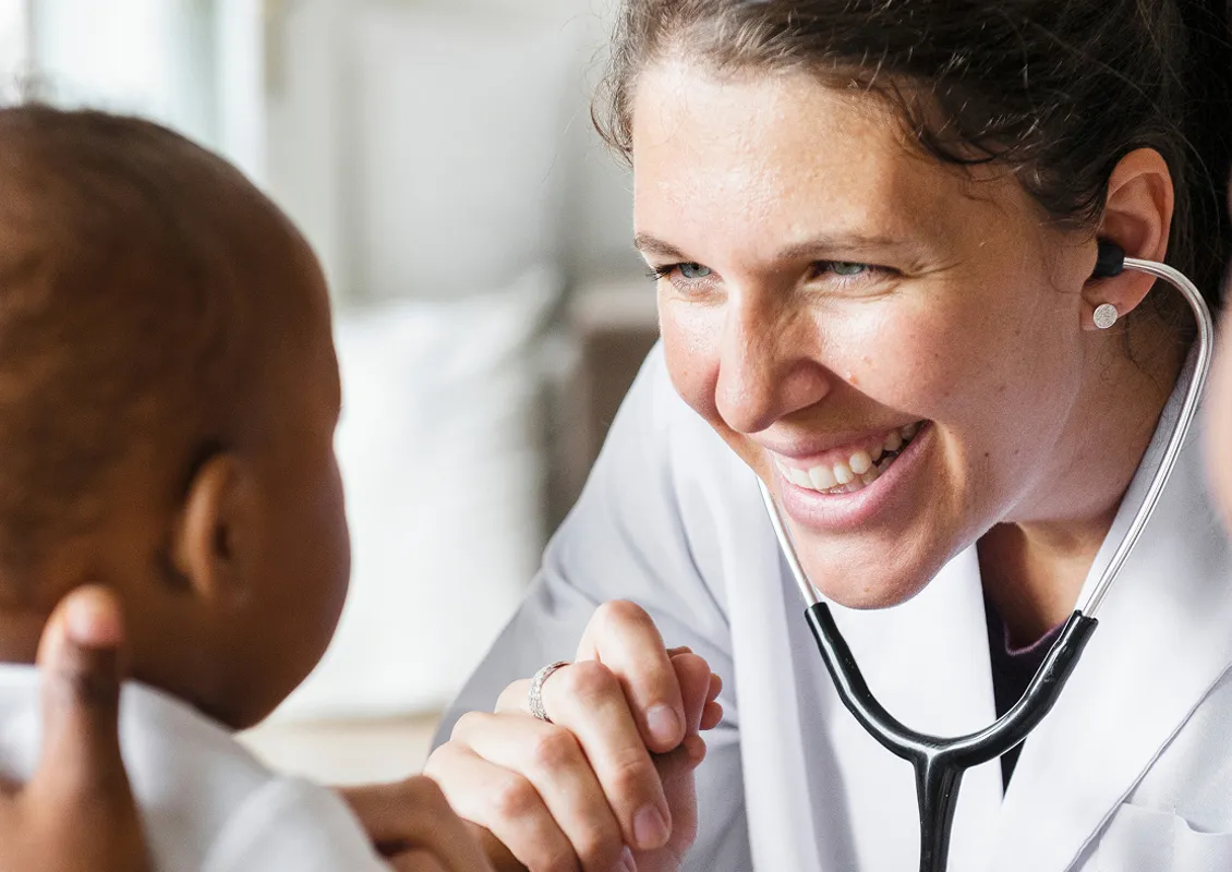 Une femme qui soigne un bébé.