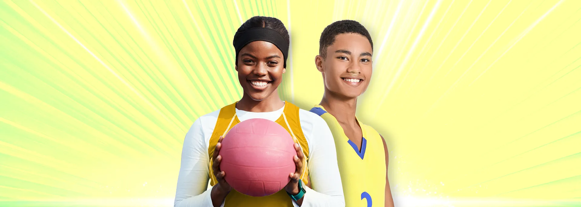 Un garçon et une fille qui sourient. La fille tient un ballon entre ses mains.