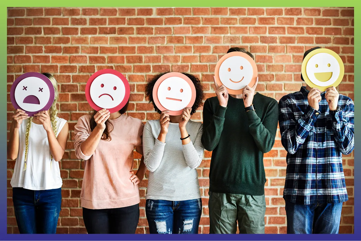 Cinq jeunes tiennent devant leur visage des cartons ronds comportant des émojis qui montrent différentes émotions, dont la tristesse et la joie.