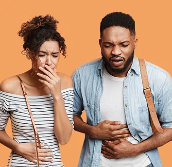 Une femme et un homme qui semblent avoir des nausées et des douleurs au ventre.