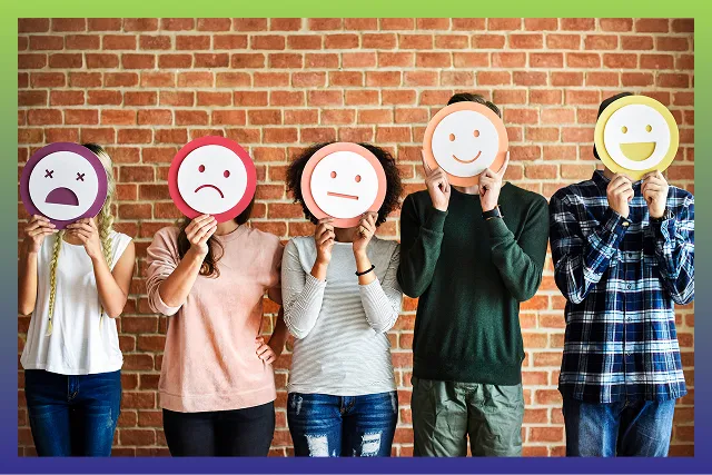 Cinq jeunes tiennent devant leur visage des cartons ronds comportant des émojis qui montrent différentes émotions, dont la tristesse et la joie.