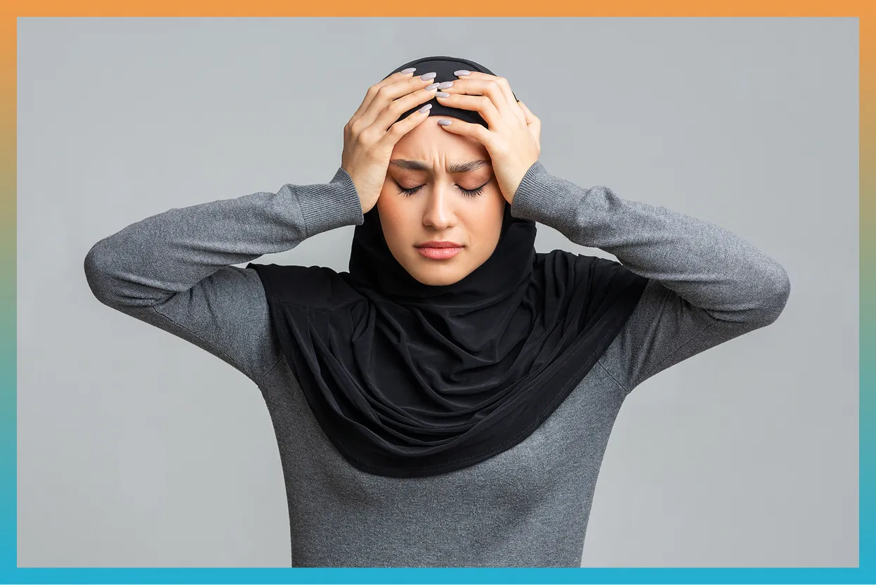 Une femme a les deux mains sur sa tête. Elle semble stressée.